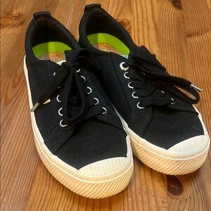 Cariuma Black Canvas Sneakers